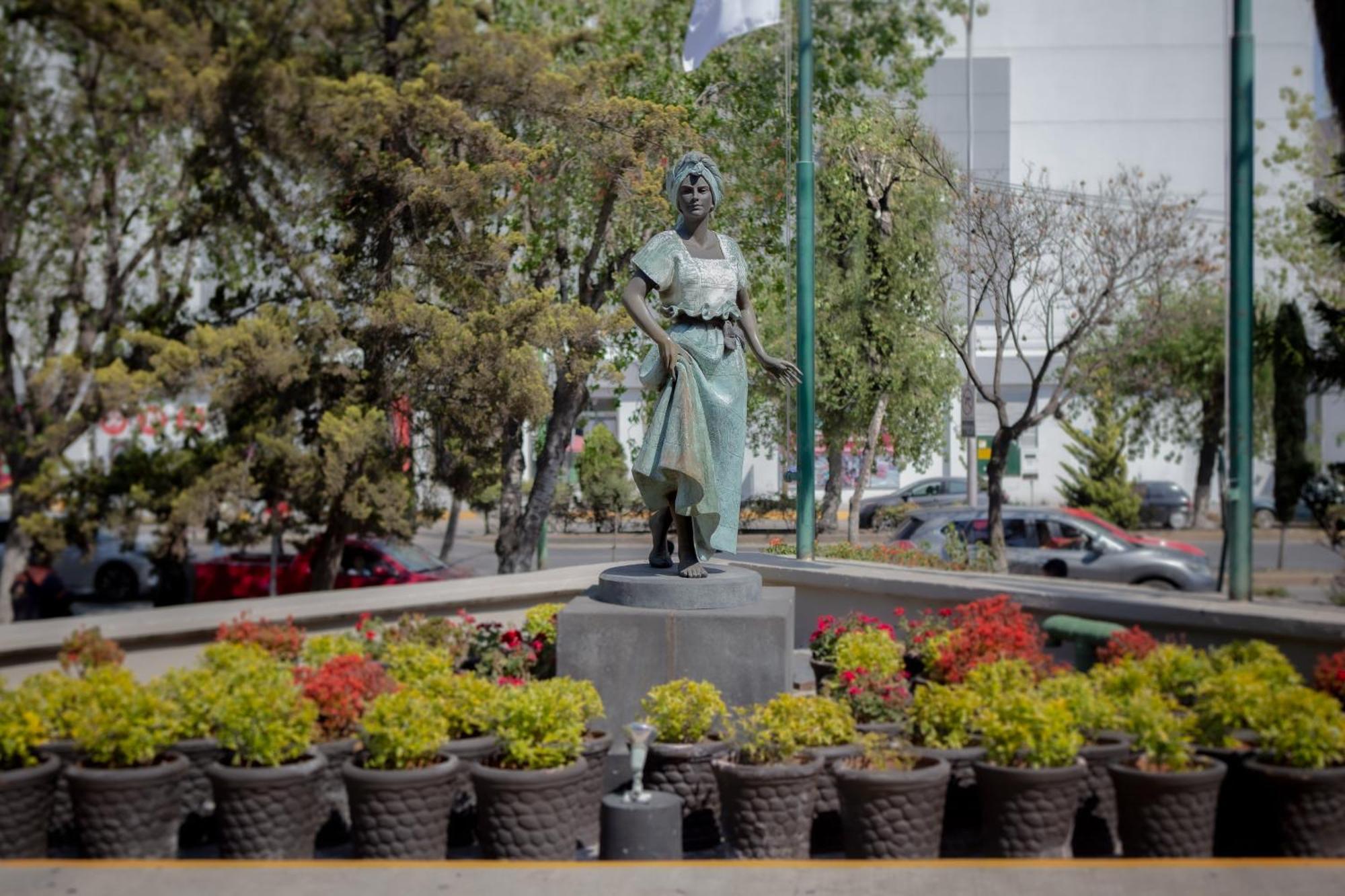 La Joya Pachuca Hotel Exterior foto Statue of the Virgin Mary